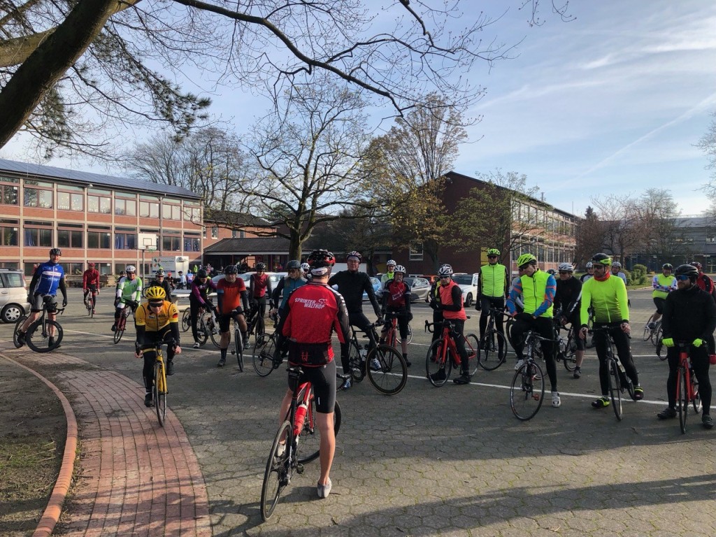 RC Sprinter Waltrop Oster RTF Dennis erklärt die geführte 111 km Gruppentour am Start in Waltrop