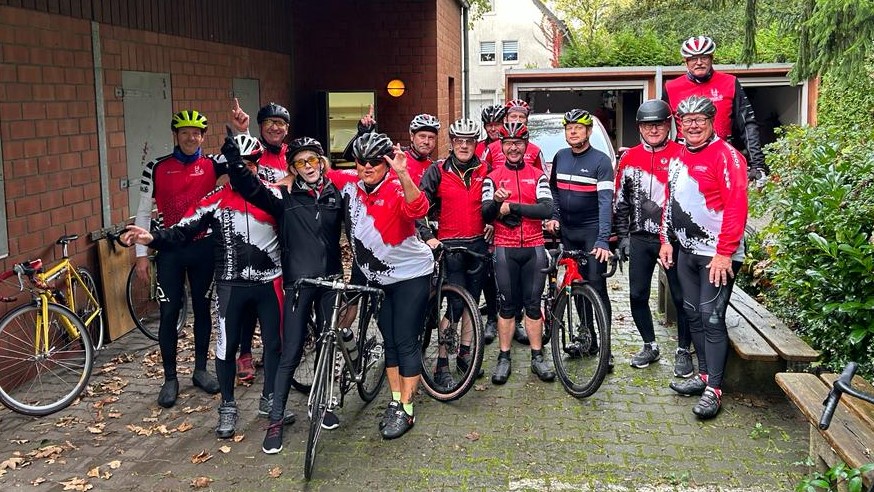Eine Gruppe des RC Sprinter Waltrop trift sich zum Abradeln der Saison 2023 am Taubenhaus in Waltrop
