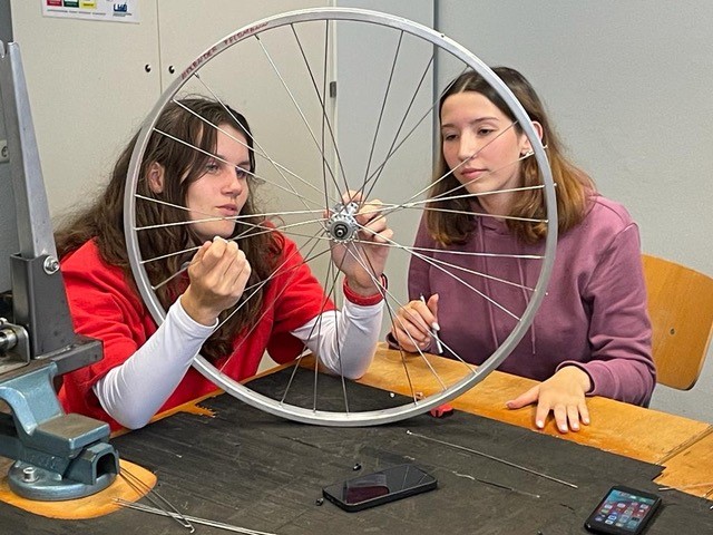 Beim Speichen: Marie Wember und Meike Stein