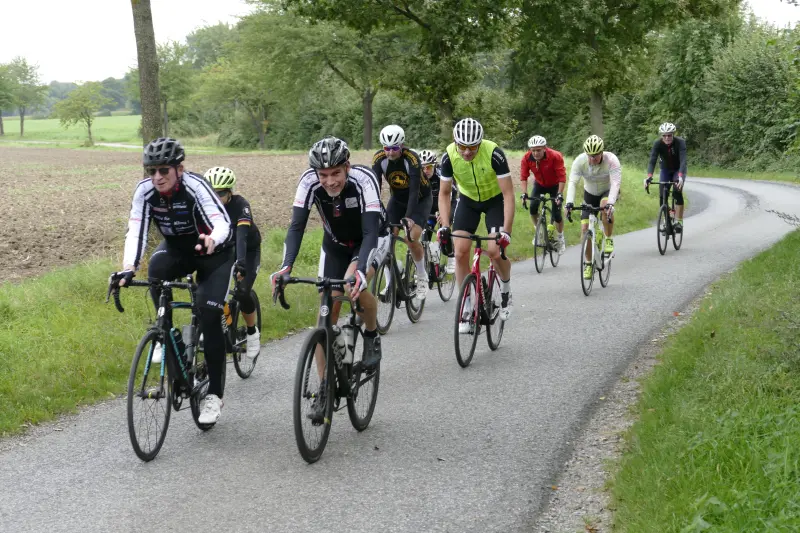 Eine Gruppe von Radfahrern unterwegs bei einer Radtouristikfahrt von RC Sprinter Waltrop