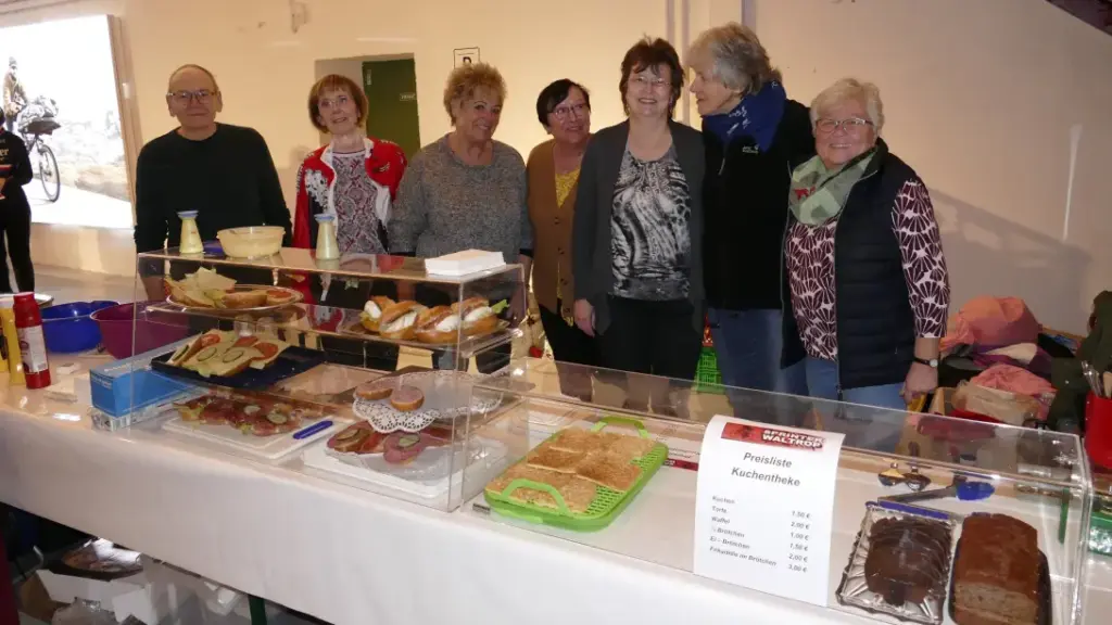 Kuchen und Brötchen von RC Sprinter Waltrop im Schalthaus bei Hase Bikes