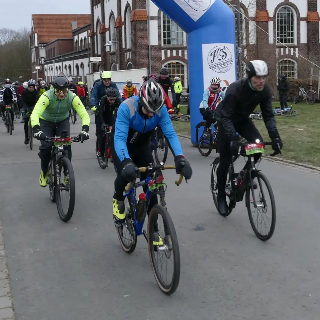 Start der WWBT - Eine Gruppe von Sportlern geht auf die Strecke