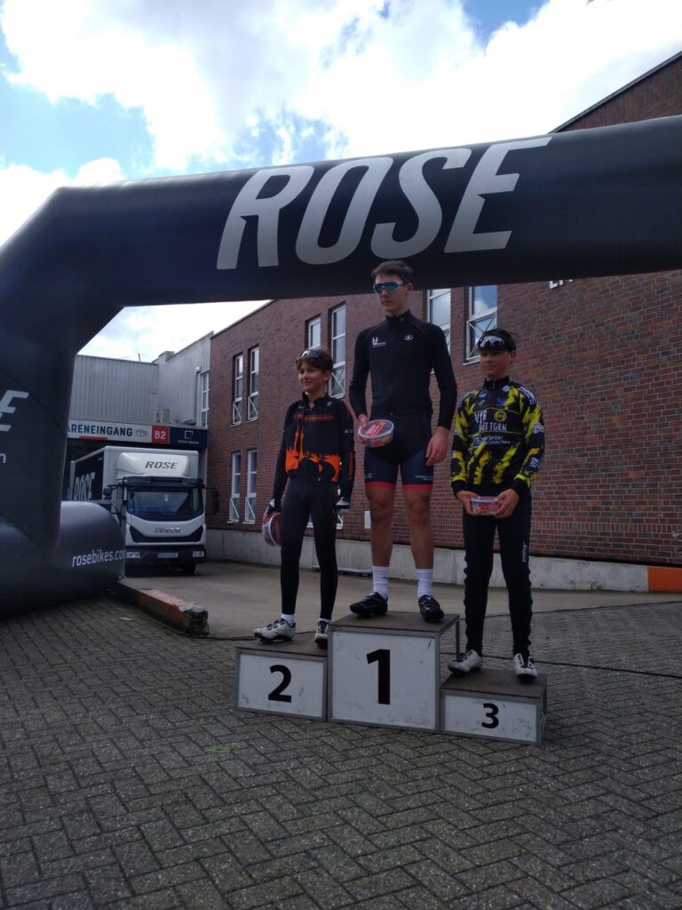 Radrennfahrer Alois Klomfaß auf dem 1. Platz im U15-Rennen in Bochholt am 21.04.2024