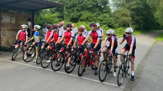 Gedenken_an_Martin_Stein_auf_der_Niere_in_Dortmund_20240523 Eine Gruppe jugendlicher Radrennfahrer in Startaufstellung auf der Niere in Dortmund