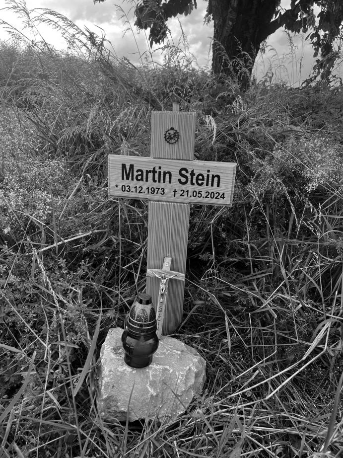 Ein Holzkreuz von RC Sprinter Waltrop für Martin Stein an der Unfallstelle im Breisgau