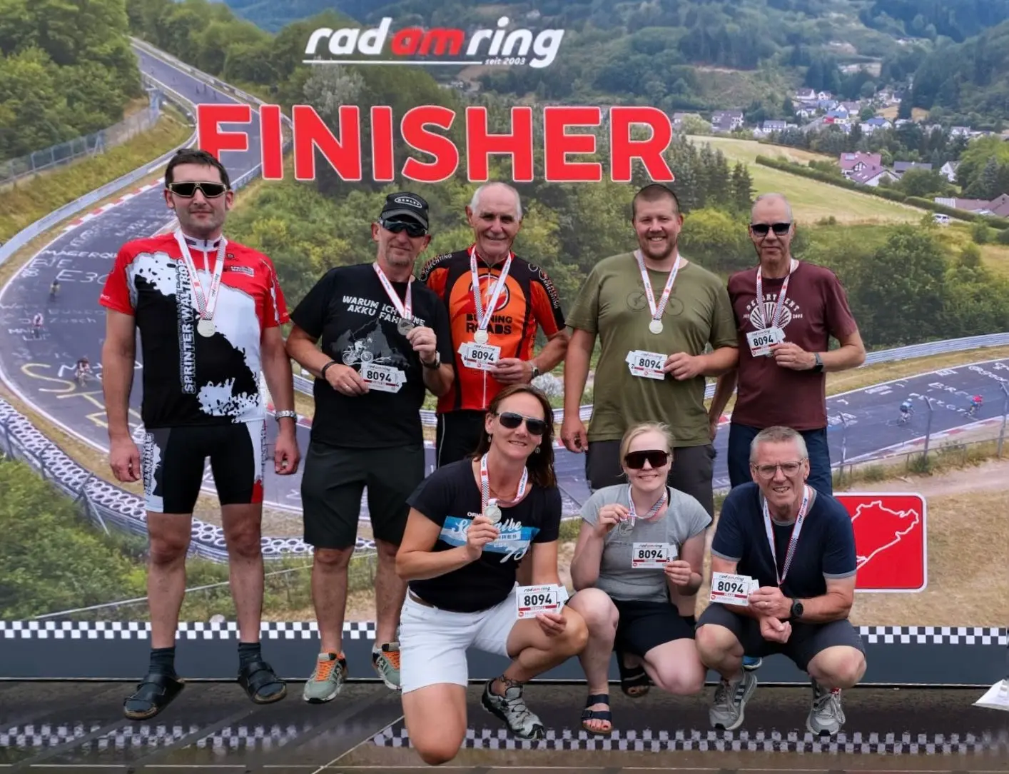 Das achtköpfige Sprinterteam bei Rad am Ring 2024. Von links: Daniel Klomfaß, Karsten Kallenbach, Werner Strauch, Rebecca Klomfaß, Yvonne Vormberge, Marcel Stober, Peter Wiemers, und Frank Wolf. Foto: privat