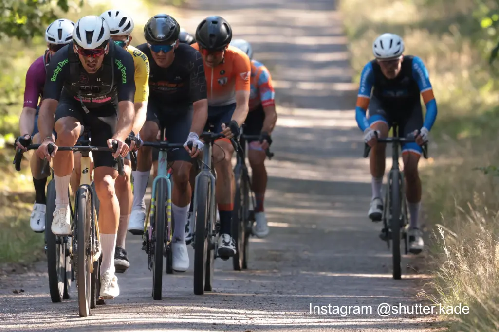 Elitefahrer Jan Albrecht bei der Deutschen Meisterschaft Gravelbike im Mittelfeld der Gruppe von Radfahrern