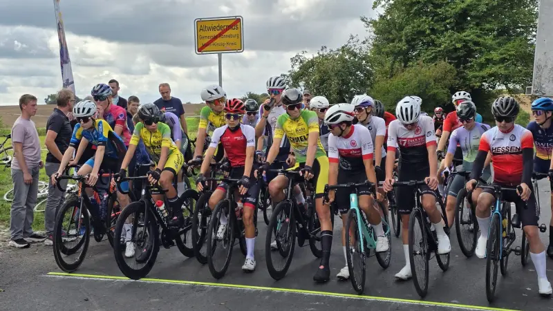 RC Sprinter Waltrop - Maxim Ben Djemia mit anderen Rennradfahrern in der Startaufstellung für das Radrennen Rund in Ronneburg