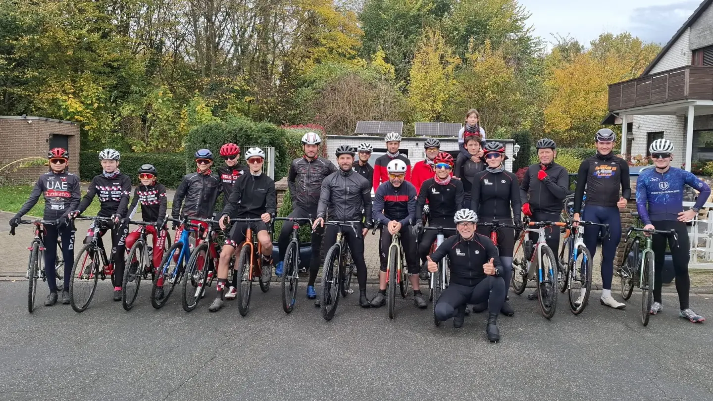 RC Sprinter Waltrop und der Velo Club de Saint-Omer - eine Gruppe von Radsportlern vor der Abfahrt