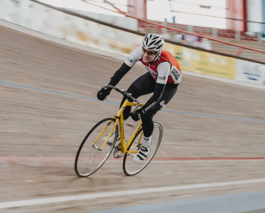 Pattrick Haardt trainiert auf der Radrennbahn in Büttgen
