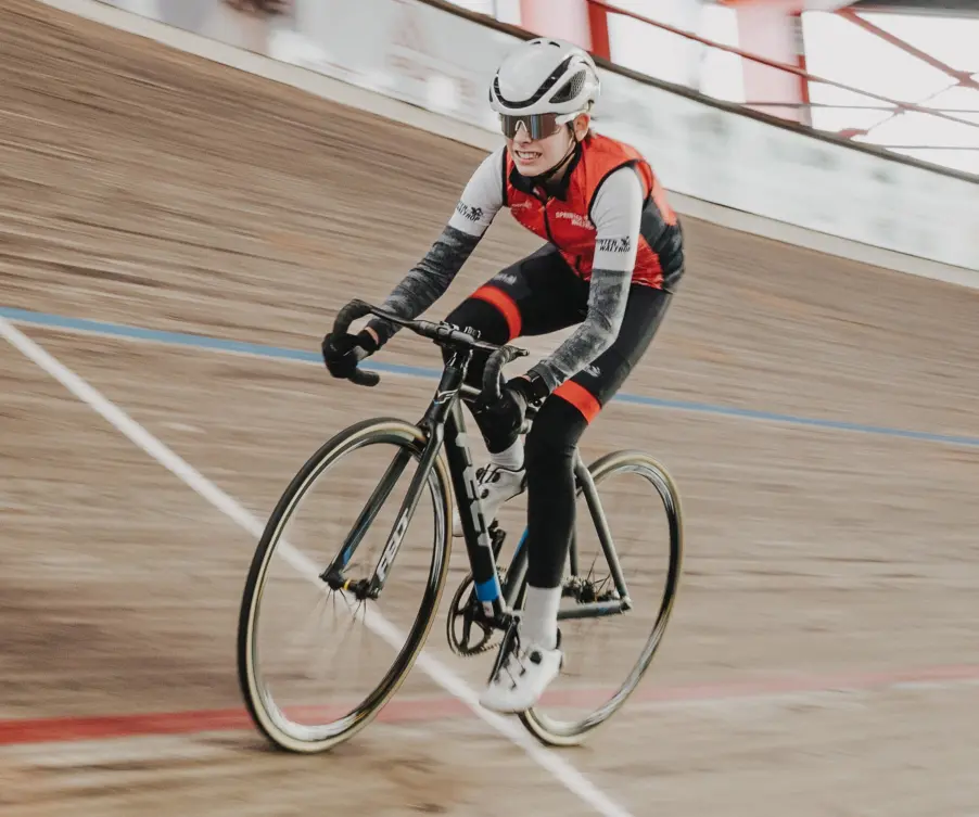 Paul Haardt trainiert auf der Radrennbahn in Büttgen